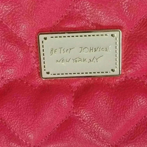 BETSEY JOHNSON White & Pink Heart Quilted Cosmetic / Wristlet Purse. - Picture 2 of 8